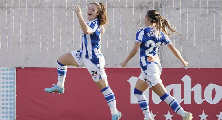 Nerea Eizagirre y Gemma Gili, de la Real Sociedad, celebran un gol ante el Atlético en la Liga F.