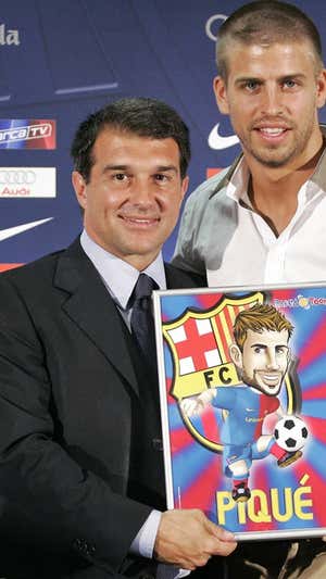 Piqué y Laporta, en su presentación como jugador del Barcelona. GETTY