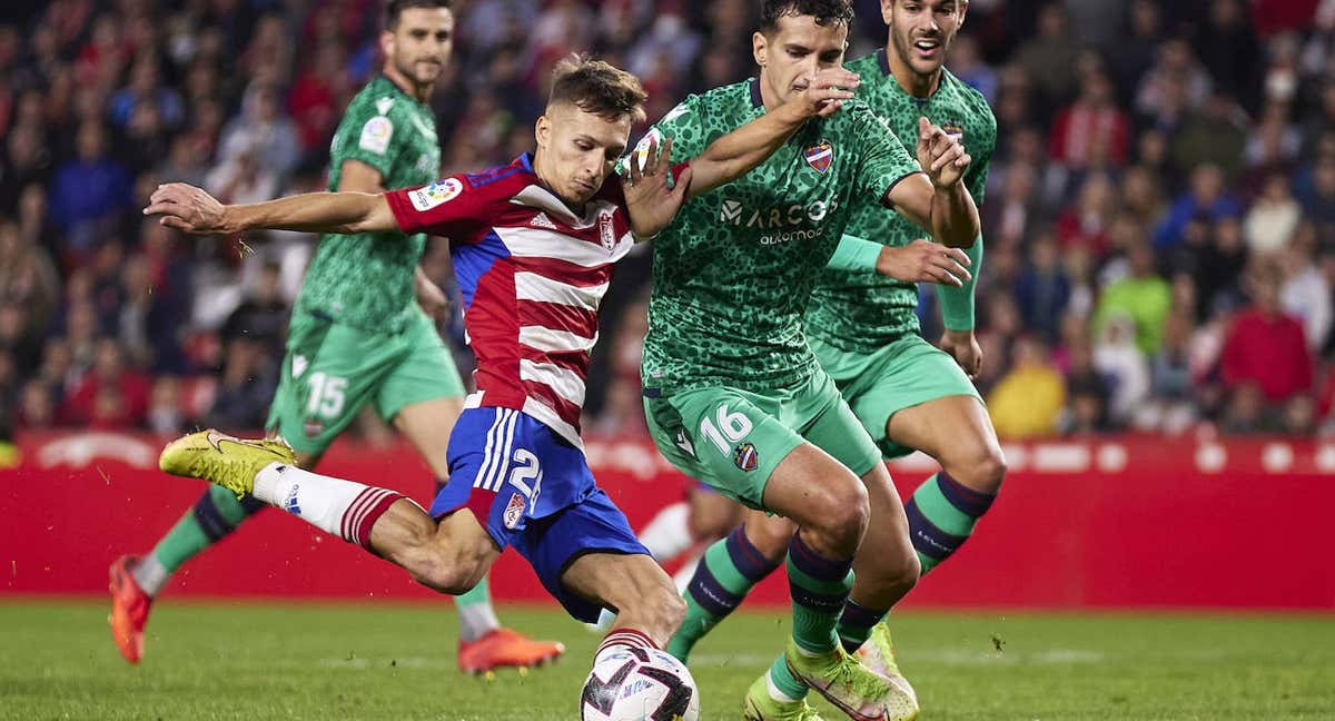 Un lance del partido entre el Granada y el Levante.