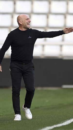 Julián Calero da instrucciones durante un partido. LALIGA