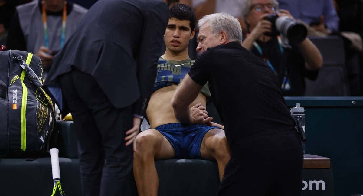 Alcaraz es atendido durante su partido ante Rune.