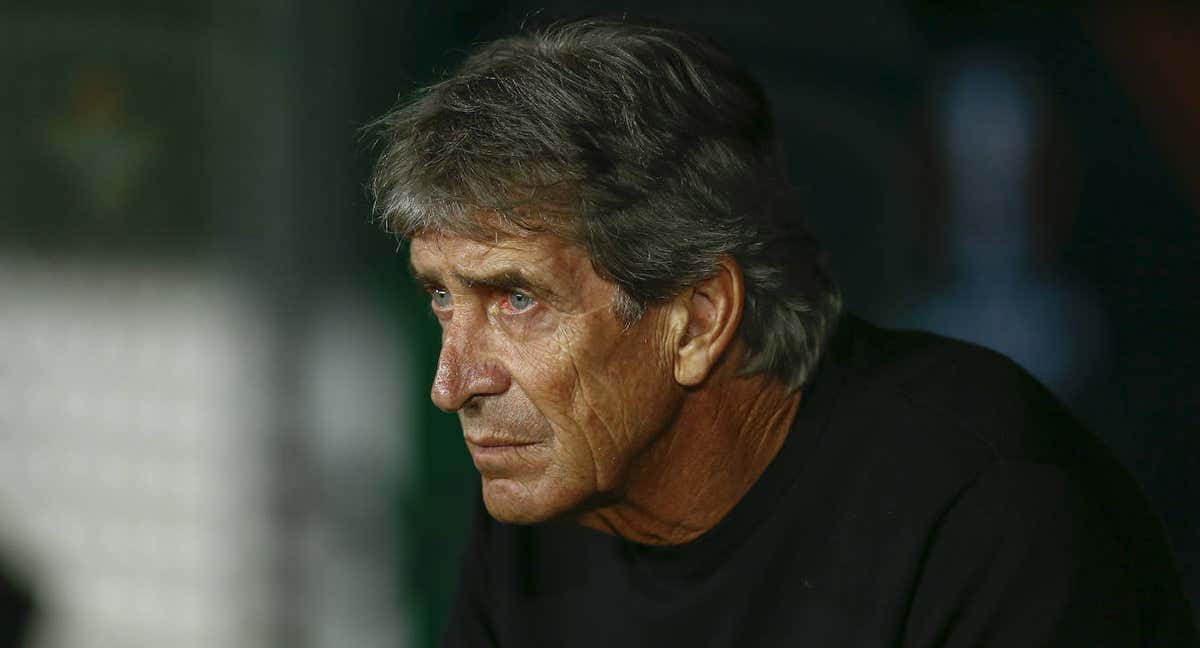 Manuel Pellegrini, con el rostro serio durante un partido./Getty