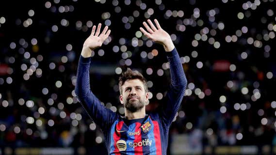Piqué se despide del Camp Nou al acabar el partido./GETTY