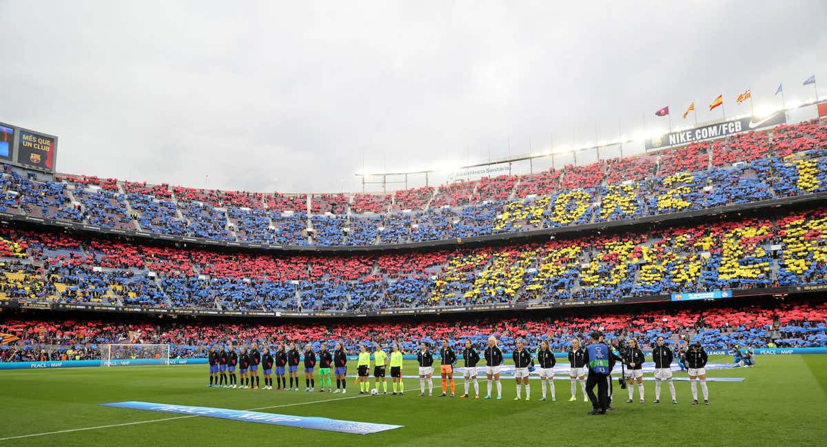 Jugadoras del Barça y del Madrid en el Clásico que se jugó en el Camp Nou la pasada temporada. /GETTY