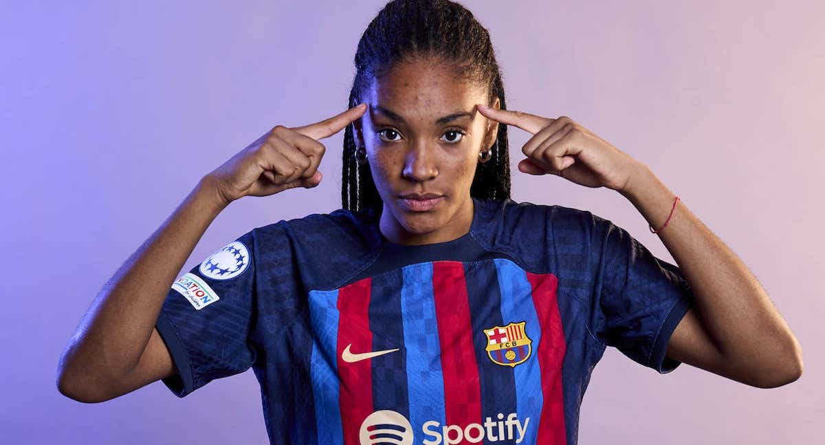 Salma Paralluelo posa con al camiseta del Barça en el inicio de esta temporada.