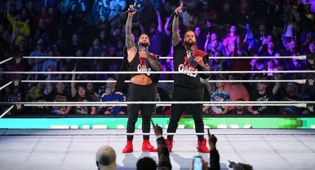 The Bloodline saca músculo antes de Crown Jewel