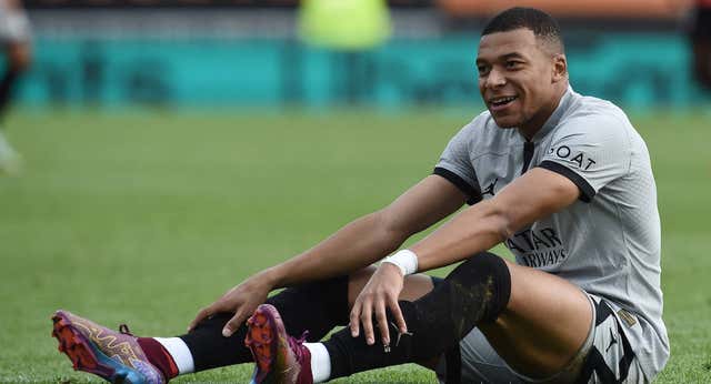 Mbappé se retira lesionado y hace saltar las alarmas
