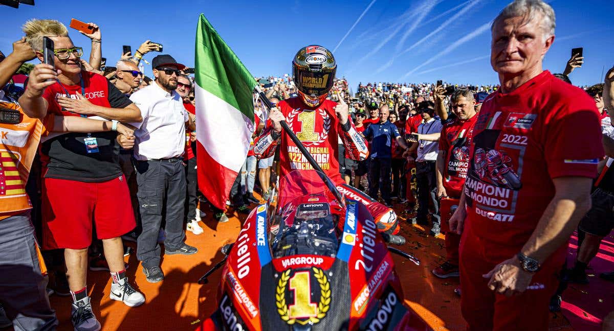 Pecco Bagnaia, tras la carrera de Valencia, en la que se proclamó campeón del mundo de MotoGP/EP