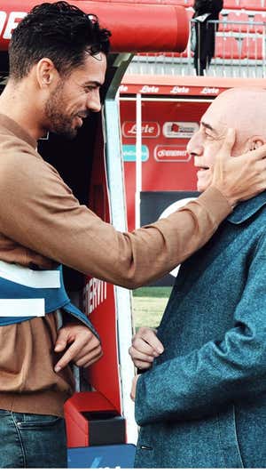 Marí y Galliani se saludan antes del inicio del partido.  AC Monza