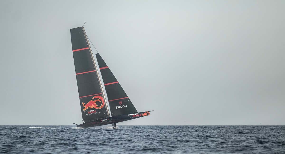 EL Alinghi Red Bull despega en Barcelona.