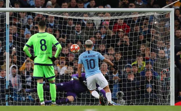 Agüero marca un penal al estilo Panenka en un partido de Champions.  GETTY