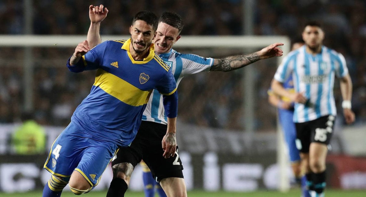 Nico Figal protege el balón ante Anibal Moreno.