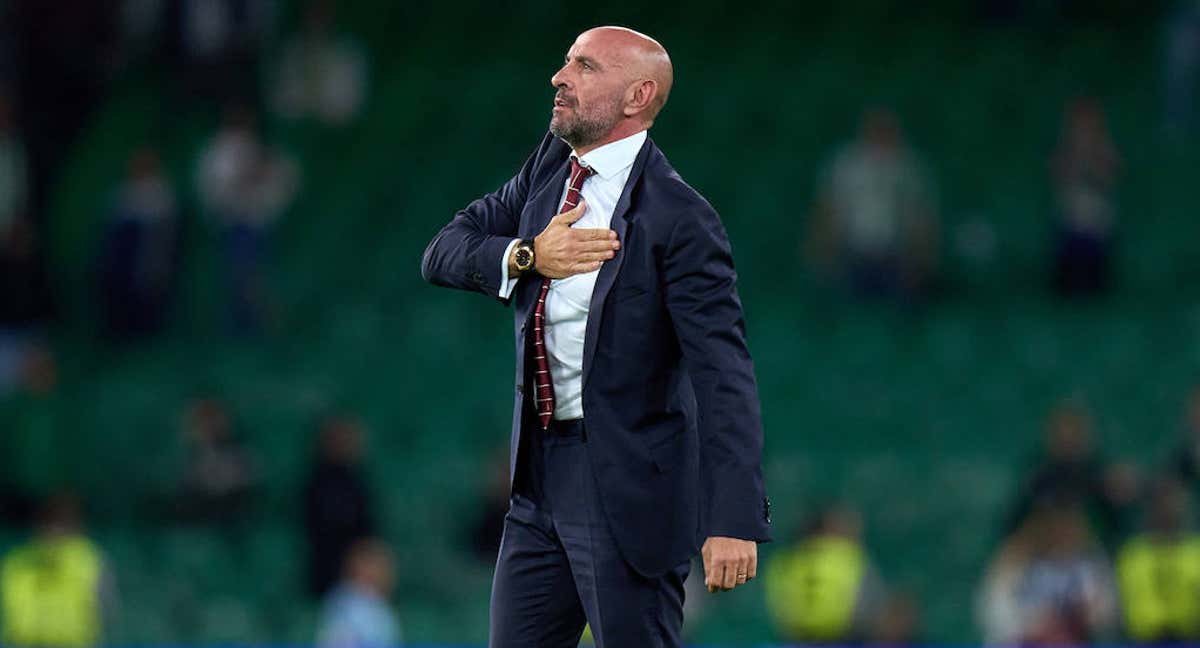 Monchi saluda a los aficionados sevillistas tras el empate en el derbi./Ángel Martínez / Getty