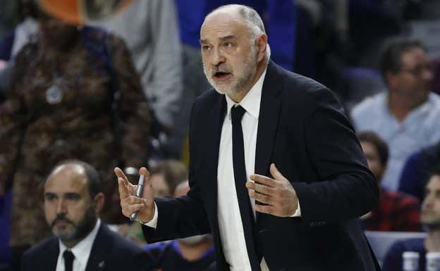 Pablo Laso, con Chus Mateo de fondo. EFE