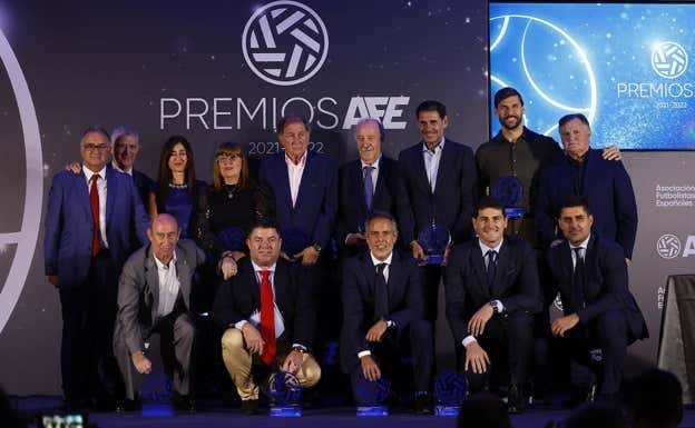 De pie, de izquierda a derecha: Roberto Gómez, Villar, Lourdes García, Dorschnerova, Grande, Del Bosque, Hierro, Llorente y Camacho; abajo: Jiménez, Fernández, Miñano, Casillas y Aganzo.  EFE