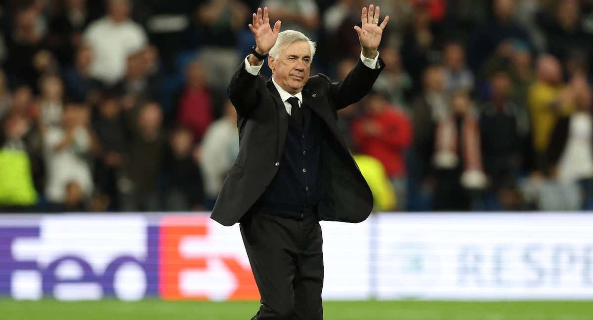 Carlo Ancelotti saluda al público del Santiago Bernabéu a la conclusión del partido ante el Celtic.