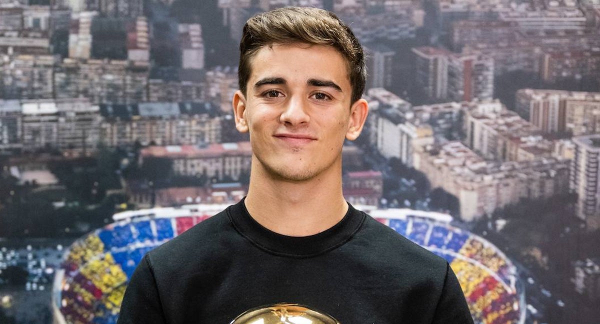 Gavi, posando con el trofeo Golden Boy.