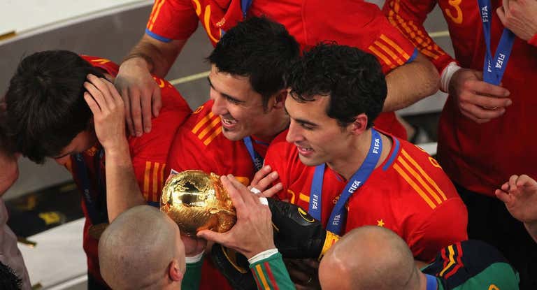 David Villa y Álvaro Arbeloa sostienen junto a Víctor Valdés la Copa del Mundo.
