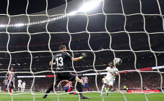 Oblak, en uno de los goles encajados en el Metropolitano esta temporada contra el Madrid.  GETTY