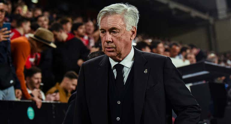 Carlo Ancelotti abandonando el césped del Estadio de Vallecas con gesto serio.