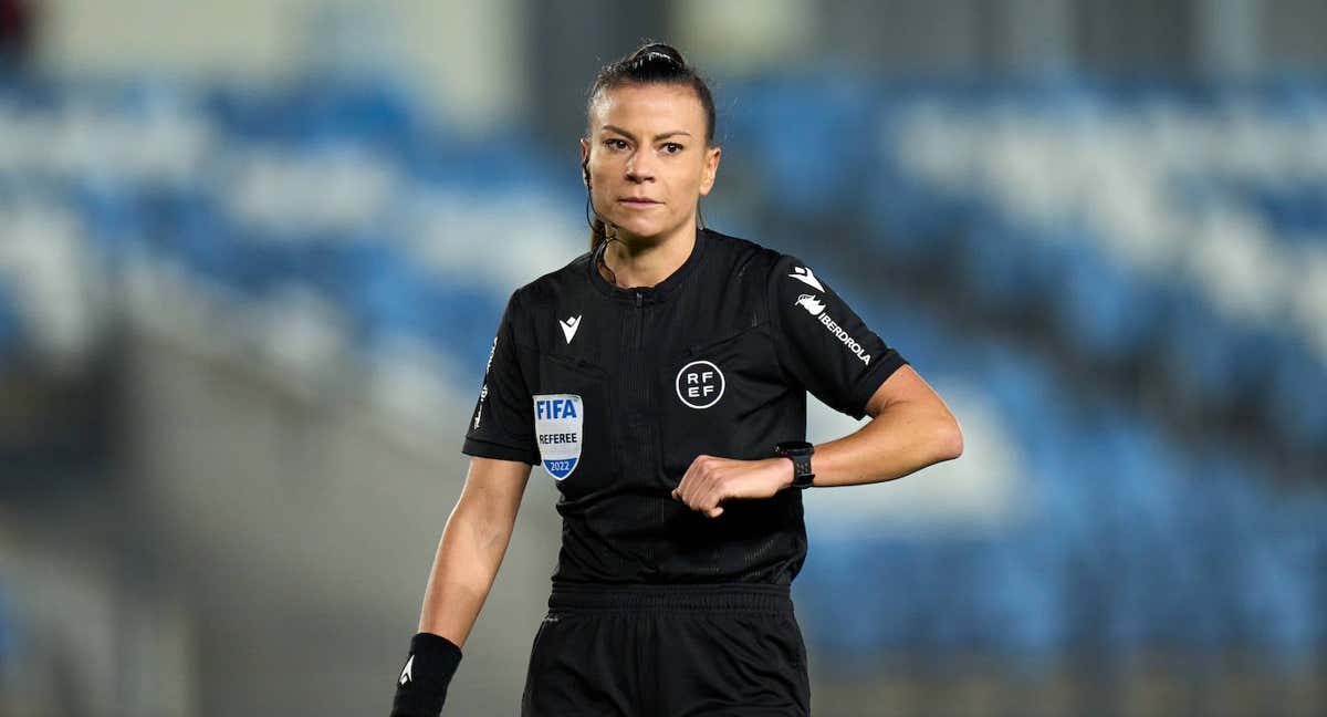 La colegiada Zulema González, en el partido entre Real Madrid y Sevilla de la Liga F.