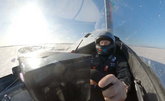 Glen Ashby, a los mandos del velero.  EMIRATES NEW ZEALAND