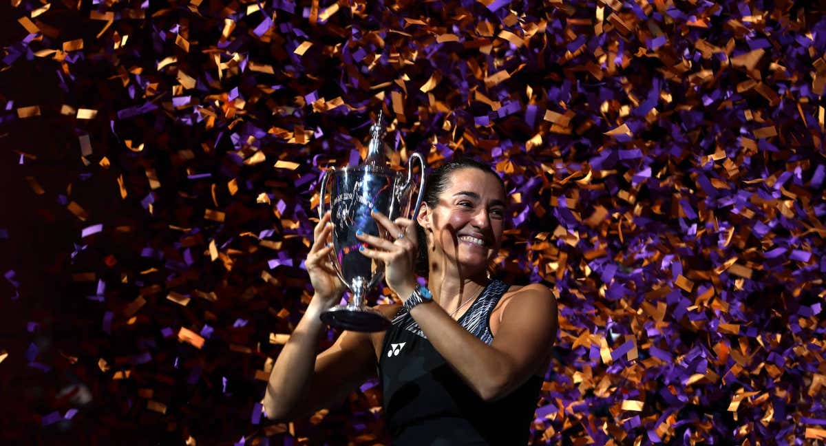 Caroline Garcia, con la copa de campeona de las WTA Finals. /Katelyn Mulcahy/Getty Images