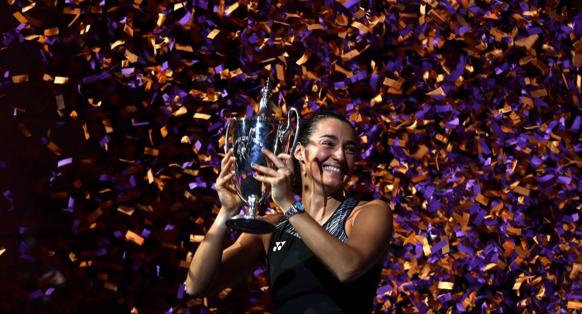 Caroline Garcia, con la copa de campeona de las WTA Finals.