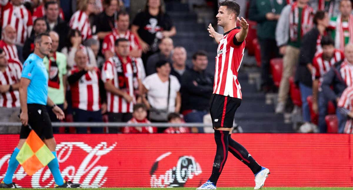 Guruzeta celebra uno de sus dos goles conseguidos en San Mamés ante el Valladolid.