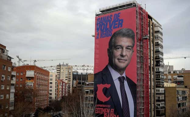 Imagen del cartel de Laporta en las inmediaciones del Bernabéu.  ÓSCAR DEL POZO / GETTY
