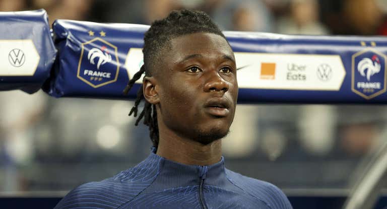 Eduardo Camavinga, en el banquillo de la selección francesa.