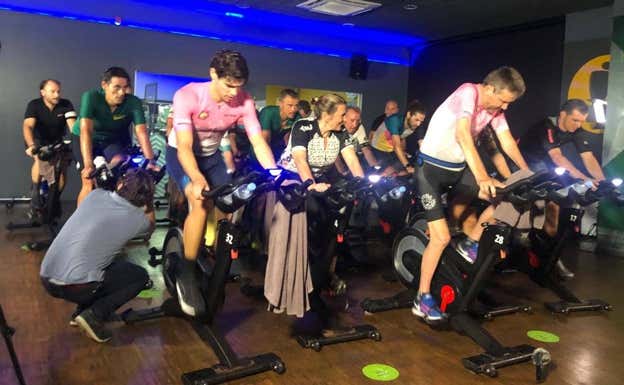 Unzué dirige una clase de spinning con la grupeta con Luis Enrique al fondo. M. MARCHANTE