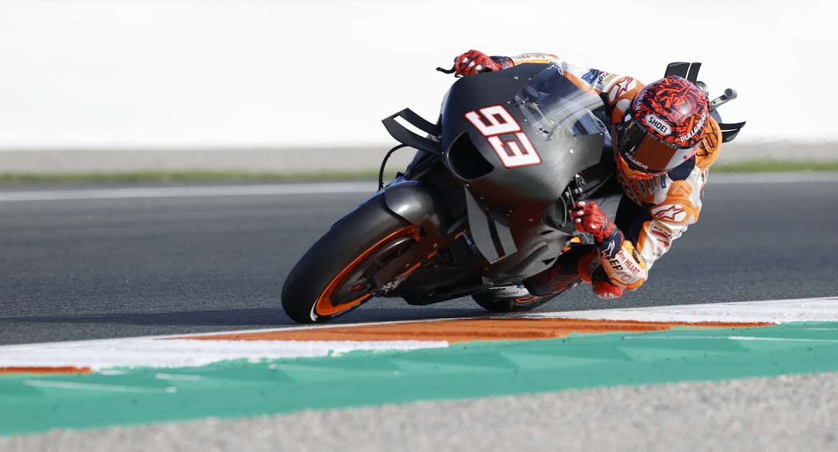 Marc Márquez, durante el test post temporada en Cheste, con una Honda prototipo 2023.