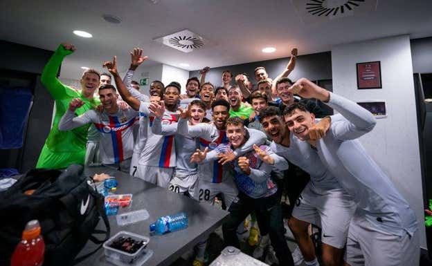 El vestuario del Barça celebró el triunfo en Pamplona por todo lo alto.  FC BARCELONA