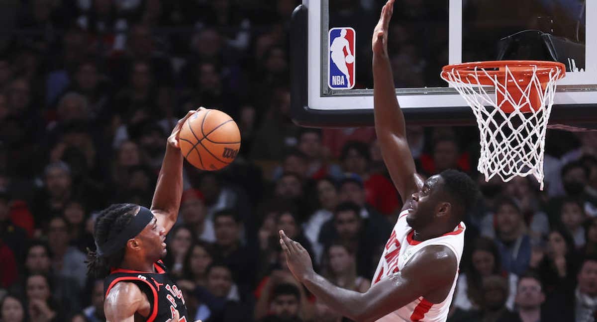 Usman Garuba en pleno vuelo para taponar a un rival./GETTY IMAGES