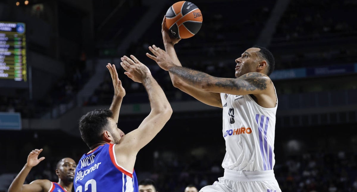 Adam Hanga, ante Micic.