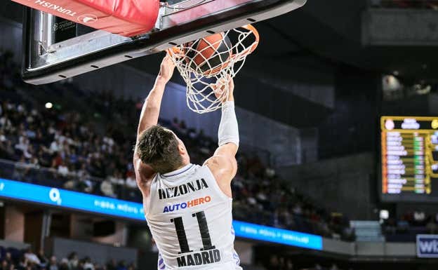 Mate hacia atrás de Hezonja tras un alley-oop asistido por Hanga.  SONIA CANADA/GETTY IMAGES