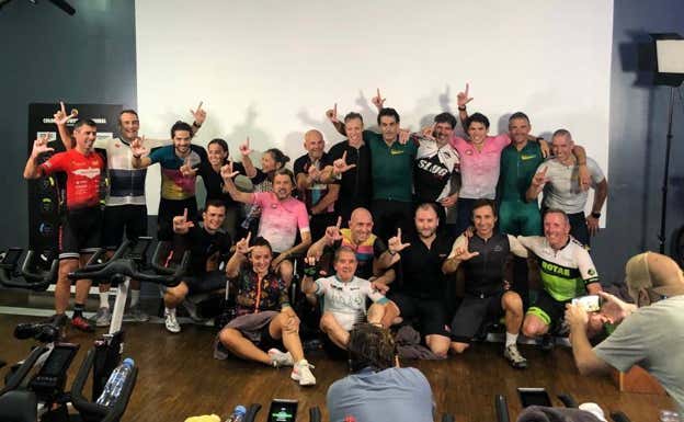 Luis Enrique y Unzué, junto al equipo de rodaje de Movistar+ en el rodaje de 'Vivir vale la pena'. M. MARCHANTE