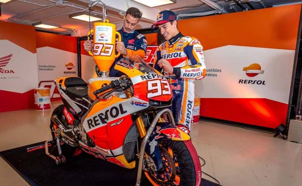 Repostaje de Repsol con Marc Márquez, durante su test en el Circuito del Jarama.  Repsol Honda