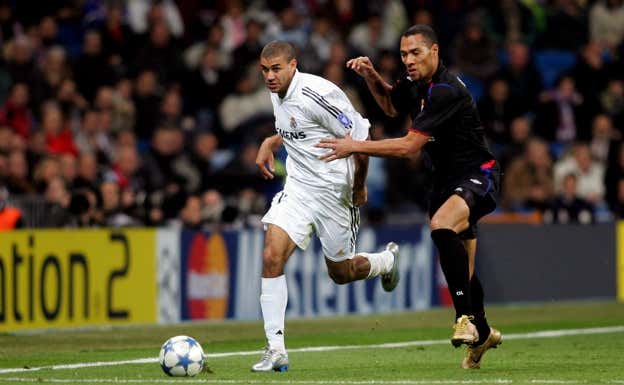 Carlos Diogo, en un partido de Champions con el Madrid el 23 de noviembre de 2005, gana la carrera a John Carew.  GETTY