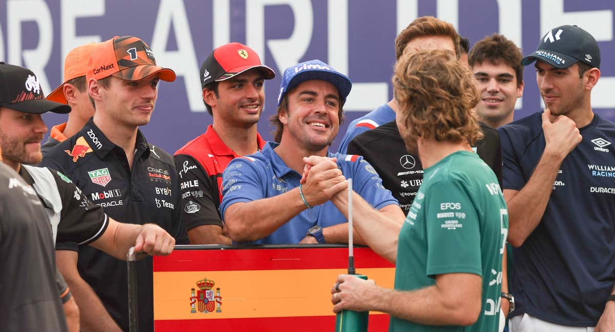 Fernando Alonso saluda a Sebastian Vettel delante de otros pilotos de la Fórmula 1 2022.