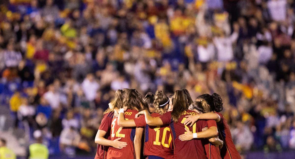 Las jugadoras de la Selección española celebran uno de los goles a Argentina en el Estadio Municipal Álvarez Claro.