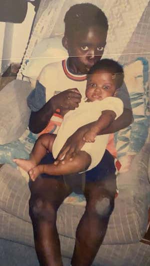 Iñaki besa a Nico en la infancia. Instagram: @Iñaki Williams