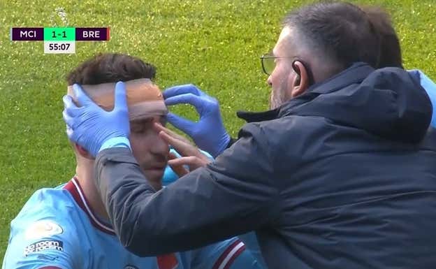 Laporte es atendido por los médicos. DAZN