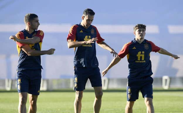 Busquets, junto a Ferran y Gavi en un entrenamiento con la selección española.  GETTY