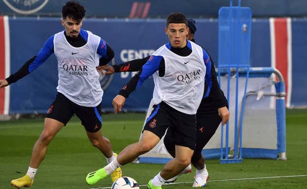Gharbi, en un entrenamiento con el PSG con Vitinha de fondo.  GETTY