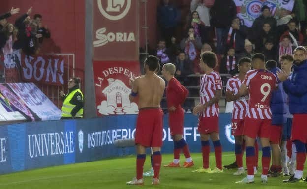 Los jugadores del Atleti agradecen el apoyo de su afición.