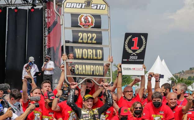 Álvaro Bautista celebra este domingo junto al equipo Ducati su título en Indonesia.  GETTY