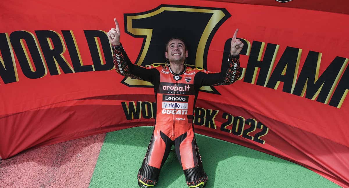 Álvaro Bautista celebra este domingo su título en Indonesia.