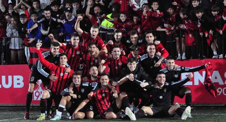Los jugadores del Arenas celebran la clasificación ante el Lugo junto a su afición.